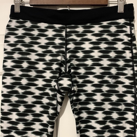 Nike Dri-Fit black and white style 645610-011 cropped leggings w/ zipper pocket - Picture 5 of 13